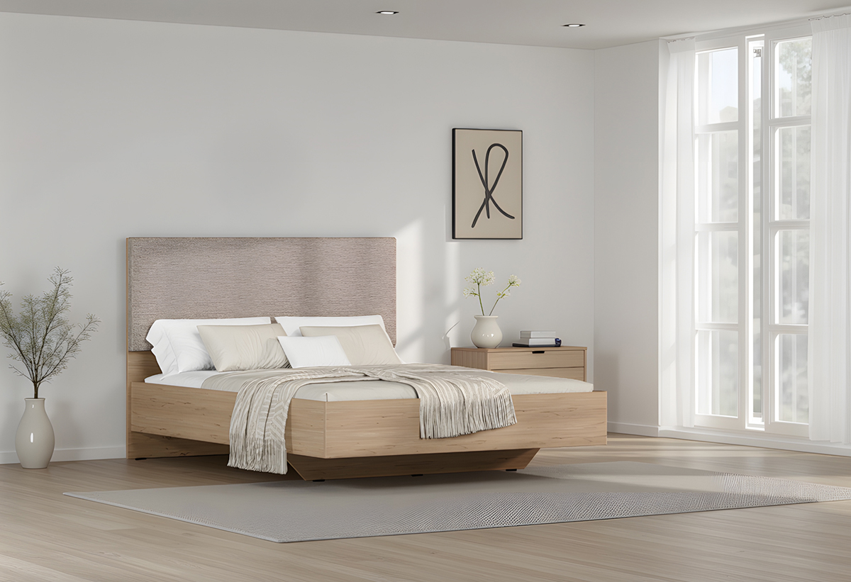 Απεικονίζεται το διπλό κρεβάτι σε ένα φωτεινό υπνοδωμάτιο.